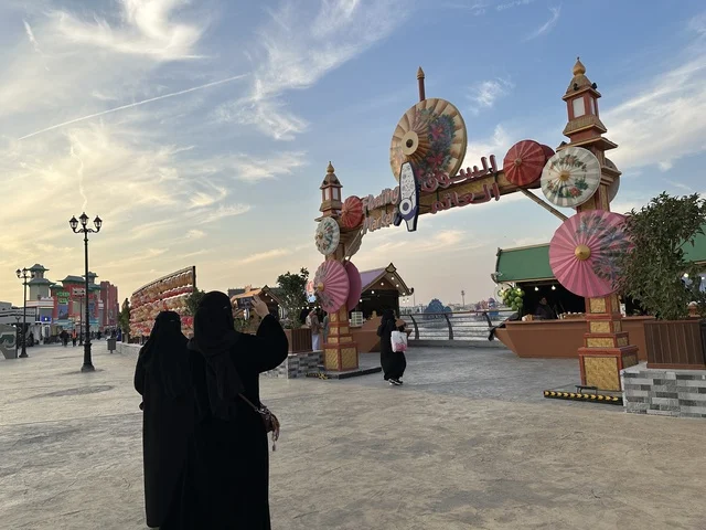 المدينة العالمية يناير 2026 على ضفاف الخليج العربي وبحيرة سيهات في المنطقة الشرقية الدمام، معلم ترفيهي مشهور في المملكة العربية السعودية، تعرف ثقافة البلاد المختلفة، مكان لقضاء وقت ممتع مع العائلة، وجهة ترفيهية وثقافية موسمية