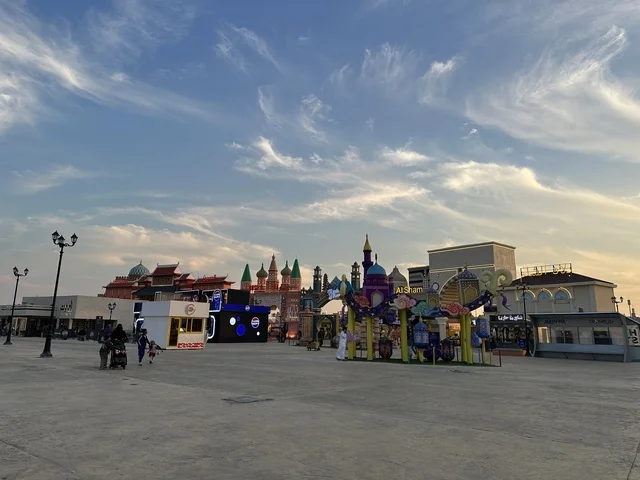 المدينة العالمية يناير 2026 على ضفاف الخليج العربي وبحيرة سيهات في المنطقة الشرقية الدمام، معلم ترفيهي مشهور في المملكة العربية السعودية، تعرف ثقافة البلاد المختلفة، مكان لقضاء وقت ممتع مع العائلة، وجهة ترفيهية وثقافية موسمية المدينة العالمية يناير 2026 على ضفاف الخليج العربي وبحيرة سيهات في المنطقة الشرقية الدمام، معلم ترفيهي مشهور في المملكة العربية السعودية، تعرف ثقافة البلاد المختلفة، مكان لقضاء وقت ممتع مع العائلة، وجهة ترفيهية وثقافية موسمية