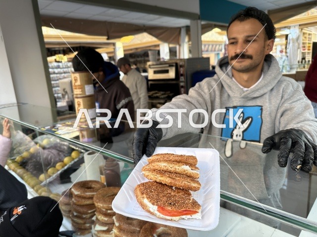 كشك لبيع الحلوى والمخبوزات الشعبية، تنشيط الحركة السياحية والاقتصادية، معلم جذب سياحي وترفيهي، المدينة العالمية يناير 2026 على ضفاف الخليج العربي وبحيرة سيهات في المنطقة الشرقية الدمام، تعرف ثقافة البلاد المختلفة، مكان لقضاء وقت ممتع مع العائلة