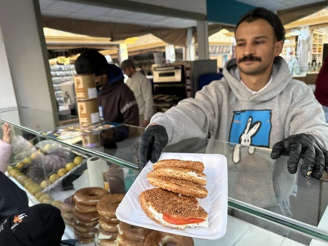 كشك لبيع الحلوى والمخبوزات الشعبية، تنشيط الحركة السياحية والاقتصادية، معلم جذب سياحي وترفيهي، المدينة العالمية يناير 2026 على ضفاف الخليج العربي وبحيرة سيهات في المنطقة الشرقية الدمام، تعرف ثقافة البلاد المختلفة، مكان لقضاء وقت ممتع مع العائلة