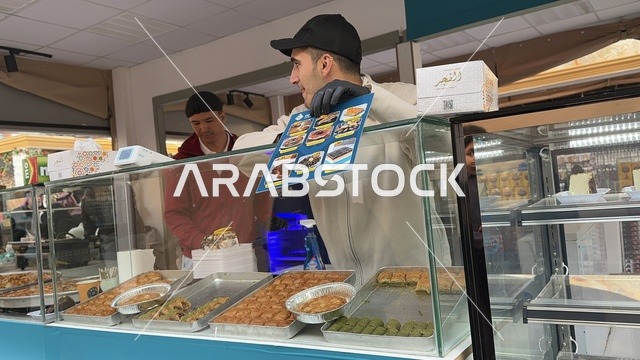 كشك لبيع الحلوى والمخبوزات الشعبية، تنشيط الحركة السياحية والاقتصادية، معلم جذب سياحي وترفيهي، المدينة العالمية يناير 2026 على ضفاف الخليج العربي وبحيرة سيهات في المنطقة الشرقية الدمام، تعرف ثقافة البلاد المختلفة، مكان لقضاء وقت ممتع مع العائلة