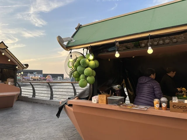 كشك لبيع الطعام الصيني، تذوق طبق السوشي، تنشيط الحركة السياحية والاقتصادية، معلم جذب سياحي وترفيهي، المدينة العالمية يناير 2026 على ضفاف الخليج العربي وبحيرة سيهات في المنطقة الشرقية الدمام، تعرف ثقافة البلاد المختلفة، مكان لقضاء وقت ممتع مع العائلة