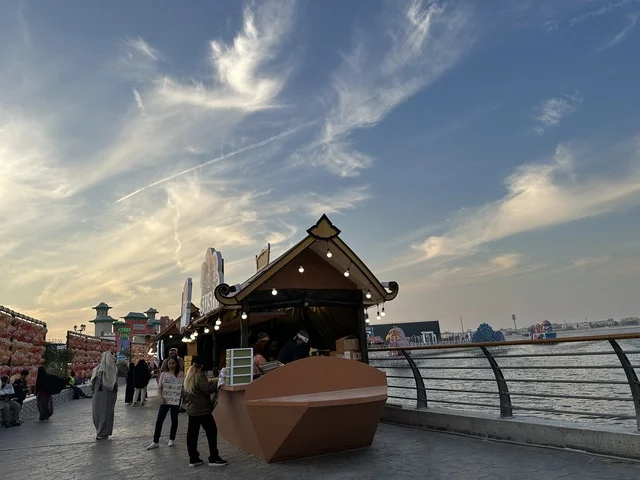 كشك لبيع الطعام الصيني، تذوق طبق السوشي، تنشيط الحركة السياحية والاقتصادية، معلم جذب سياحي وترفيهي، المدينة العالمية يناير 2026 على ضفاف الخليج العربي وبحيرة سيهات في المنطقة الشرقية الدمام، تعرف ثقافة البلاد المختلفة، مكان لقضاء وقت ممتع مع العائلة