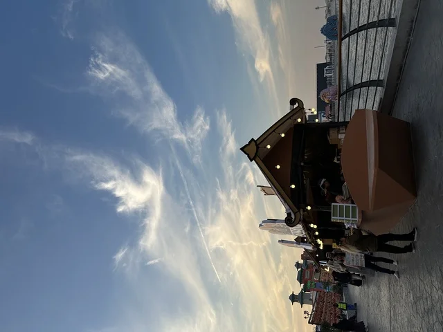 A kiosk selling Chinese food, taste a sushi dish, activate tourism and economic movement, a tourist and entertainment attraction, the global city January 2026 on the shores of the Arabian Gulf and Lake Sehat in the Eastern Province of Dammam, get to know the different cultures of the countries, a place to spend enjoyable time with family.