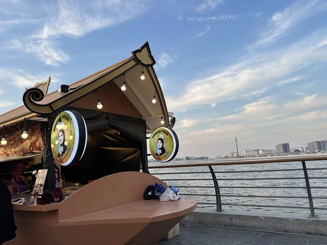 A kiosk selling Chinese food, taste a sushi dish, activate tourism and economic movement, a tourist and entertainment attraction, the global city January 2026 on the shores of the Arabian Gulf and Lake Sehat in the Eastern Province of Dammam, get to know the different cultures of the countries, a place to spend enjoyable time with family.