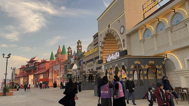 تنشيط الحركة السياحية والاقتصادية، معلم جذب سياحي وترفيهي، المدينة العالمية يناير 2026 على ضفاف الخليج العربي وبحيرة سيهات في المنطقة الشرقية الدمام، تعرف ثقافة البلاد المختلفة، مكان لقضاء وقت ممتع مع العائلة