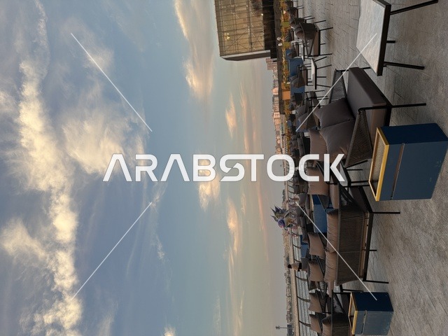 جلسة هادئة امام البحر، تعرف ثقافة البلاد المختلفة، معلم جذب سياحي وترفيهي، تنشيط الحركة السياحية والاقتصادية، المدينة العالمية يناير 2026 على ضفاف الخليج العربي وبحيرة سيهات في المنطقة الشرقية الدمام، مكان لقضاء وقت ممتع مع العائلة