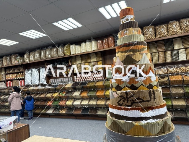 محل لبيع البهارات والتوابل، تعرف ثقافة البلاد المختلفة، معلم جذب سياحي وترفيهي، تنشيط الحركة السياحية والاقتصادية، المدينة العالمية يناير 2026 على ضفاف الخليج العربي وبحيرة سيهات في المنطقة الشرقية الدمام، مكان لقضاء وقت ممتع مع العائلة