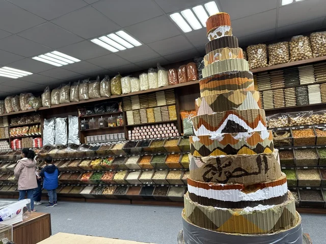 محل لبيع البهارات والتوابل، تعرف ثقافة البلاد المختلفة، معلم جذب سياحي وترفيهي، تنشيط الحركة السياحية والاقتصادية، المدينة العالمية يناير 2026 على ضفاف الخليج العربي وبحيرة سيهات في المنطقة الشرقية الدمام، مكان لقضاء وقت ممتع مع العائلة