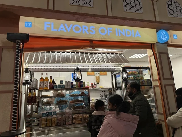 محل لبيع الطعام الهندي، تعرف ثقافة البلاد المختلفة، معلم جذب سياحي وترفيهي، تنشيط الحركة السياحية والاقتصادية، المدينة العالمية يناير 2026 على ضفاف الخليج العربي وبحيرة سيهات في المنطقة الشرقية الدمام، مكان لقضاء وقت ممتع مع العائلة