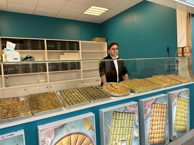 تذوق الحلا التركي، تعرف ثقافة البلاد المختلفة، معلم جذب سياحي وترفيهي، تنشيط الحركة السياحية والاقتصادية، المدينة العالمية يناير 2026 على ضفاف الخليج العربي وبحيرة سيهات في المنطقة الشرقية الدمام، مكان لقضاء وقت ممتع مع العائلة