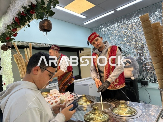 ارتداء الزي الشعبي، تجربة الايس كريم التركي، تعرف ثقافة البلاد المختلفة، معلم جذب سياحي وترفيهي، تنشيط الحركة السياحية والاقتصادية، المدينة العالمية يناير 2026 على ضفاف الخليج العربي وبحيرة سيهات في المنطقة الشرقية الدمام، مكان لقضاء وقت ممتع مع العائلة