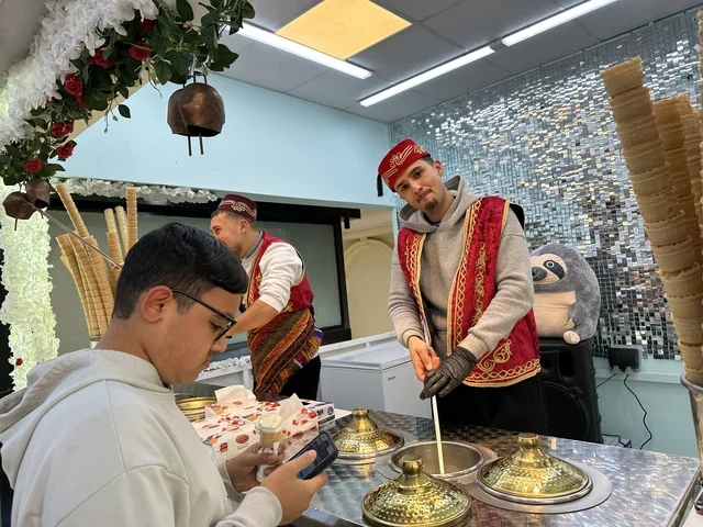 ارتداء الزي الشعبي، تجربة الايس كريم التركي، تعرف ثقافة البلاد المختلفة، معلم جذب سياحي وترفيهي، تنشيط الحركة السياحية والاقتصادية، المدينة العالمية يناير 2026 على ضفاف الخليج العربي وبحيرة سيهات في المنطقة الشرقية الدمام، مكان لقضاء وقت ممتع مع العائلة