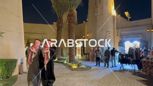 سوق لبيع الملابس التقليدية، تعرف ثقافة البلاد المختلفة، معلم جذب سياحي وترفيهي، تنشيط الحركة السياحية والاقتصادية، المدينة العالمية يناير 2026 على ضفاف الخليج العربي وبحيرة سيهات في المنطقة الشرقية الدمام، مكان لقضاء وقت ممتع مع العائلة