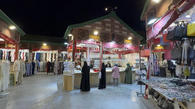 سوق لبيع الملابس التقليدية، تعرف ثقافة البلاد المختلفة، معلم جذب سياحي وترفيهي، تنشيط الحركة السياحية والاقتصادية، المدينة العالمية يناير 2026 على ضفاف الخليج العربي وبحيرة سيهات في المنطقة الشرقية الدمام، مكان لقضاء وقت ممتع مع العائلة سوق لبيع الملابس التقليدية، تعرف ثقافة البلاد المختلفة، معلم جذب سياحي وترفيهي، تنشيط الحركة السياحية والاقتصادية، المدينة العالمية يناير 2026 على ضفاف الخليج العربي وبحيرة سيهات في المنطقة الشرقية الدمام، مكان لقضاء وقت ممتع مع العائلة