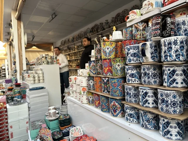 محل لبيع الاواني المنزلية، تعرف ثقافة البلاد المختلفة، معلم جذب سياحي وترفيهي، تنشيط الحركة السياحية والاقتصادية، المدينة العالمية يناير 2026 على ضفاف الخليج العربي وبحيرة سيهات في المنطقة الشرقية الدمام، مكان لقضاء وقت ممتع مع العائلة