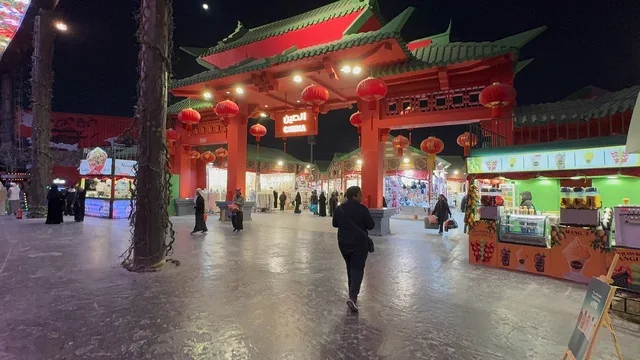 سوق الجناح الصيني، تعرف ثقافة البلاد المختلفة، معلم جذب سياحي وترفيهي، تنشيط الحركة السياحية والاقتصادية، المدينة العالمية يناير 2026 على ضفاف الخليج العربي وبحيرة سيهات في المنطقة الشرقية الدمام، مكان لقضاء وقت ممتع مع العائلة