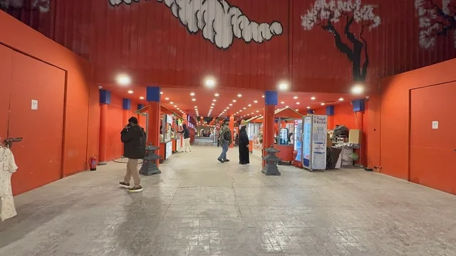 سوق الجناح الصيني، تعرف ثقافة البلاد المختلفة، معلم جذب سياحي وترفيهي، تنشيط الحركة السياحية والاقتصادية، المدينة العالمية يناير 2026 على ضفاف الخليج العربي وبحيرة سيهات في المنطقة الشرقية الدمام، مكان لقضاء وقت ممتع مع العائلة