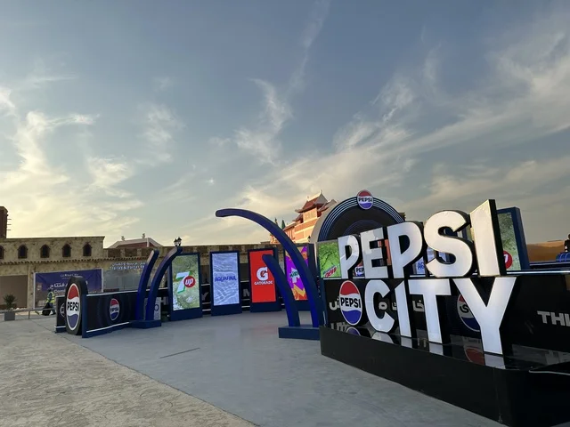 كشك بيع منتجات بيبسي، تعرف ثقافة البلاد المختلفة، معلم جذب سياحي وترفيهي، تنشيط الحركة السياحية والاقتصادية، المدينة العالمية يناير 2026 على ضفاف الخليج العربي وبحيرة سيهات في المنطقة الشرقية الدمام، مكان لقضاء وقت ممتع مع العائلة