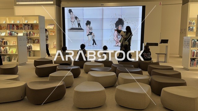 عرض قصصي على شاشة رقمية، نشاط ثقافي للأطفال داخل المكتبة ، صورة من الداخل لمكتبة اثراء في منطقة الظهران في المملكة العربية السعودية ، منارة ثقافية من قلب المملكة الى العالم، مركز الملك عبد العزيز الثقافي العالمي