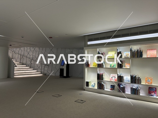 مكتبة مركز إثراء بالظهران، تصميم داخلي حديث، أرفف مكتبة ممتلئة بالكتب ، أجواء تعليمية وثقافية، مساحة هادئة للقراءة والدراسة، مركز الملك عبدالعزيز للثقافات العالمية بالشرقية, أنشطة ثقافية ومعرفية