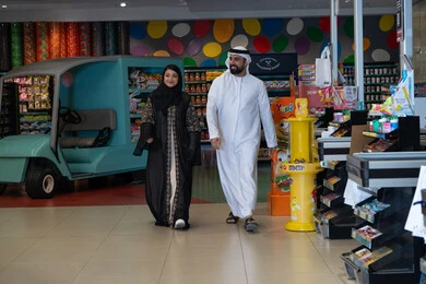 زوجان إماراتيان يتسوقان داخل متجر ملون