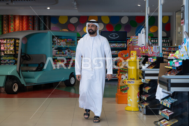 رجل إماراتي يتسوق داخل سوبر ماركت حديث