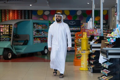 رجل إماراتي يتسوق داخل سوبر ماركت حديث