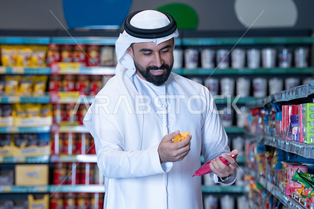 رجل إماراتي يتسوق في السوبر ماركت