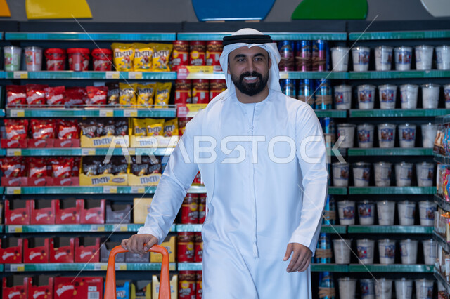 رجل إماراتي مع عربة تسوق في السوبر ماركت