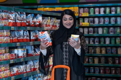 امرأة سعودية تتسوق في السوبر ماركت