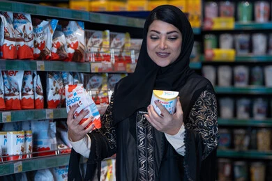 امرأة سعودية تتسوق في السوبر ماركت بعباءة تقليدية