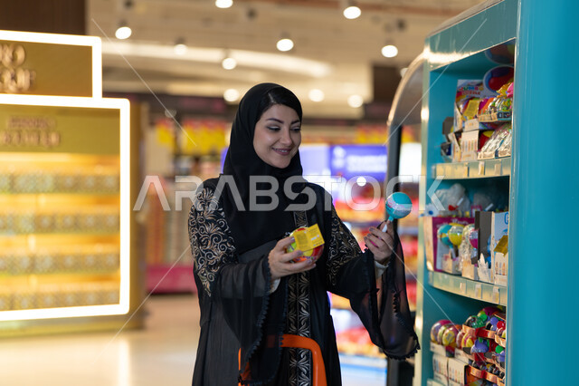 امرأة سعودية تتسوق في متجر ألعاب حديث