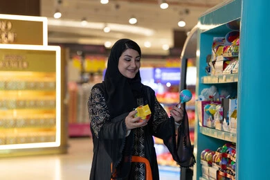 امرأة سعودية تتسوق في متجر ألعاب حديث