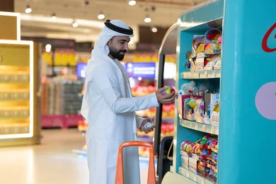 رجل إماراتي يتسوق في متجر ألعاب داخل مول