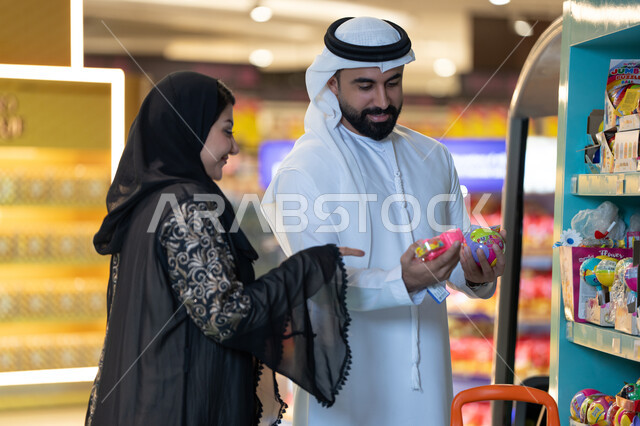 زوجان إماراتيان يتسوقان في متجر ألعاب