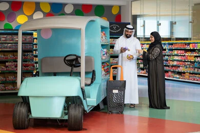 تسوق زوجين إماراتيين داخل سوبر ماركت حديث