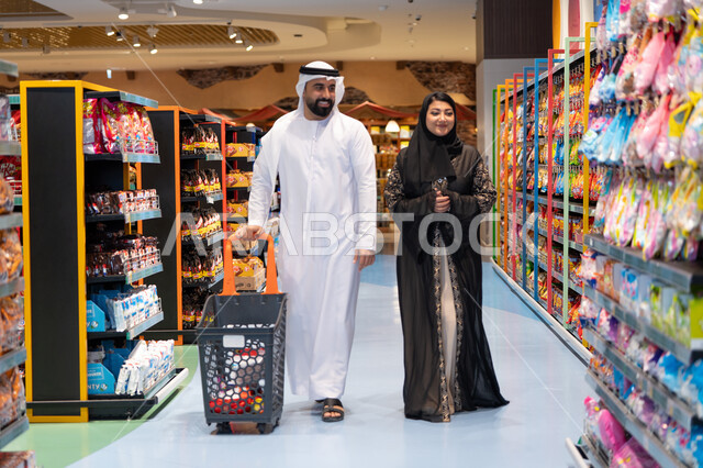 زوجان إماراتيان يتسوقان في سوبر ماركت حديث