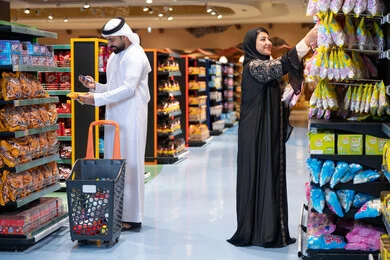 زوجان إماراتيان يتسوقان في سوبر ماركت حديث