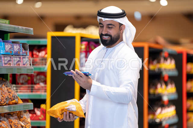 رجل إماراتي يتسوق في السوبر ماركت