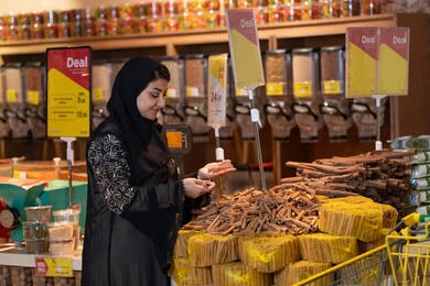 امرأة إماراتية تتسوق التوابل في سوبر ماركت حديث