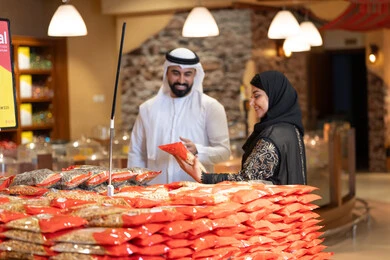 تسوق زوجين إماراتيين في متجر بقالة