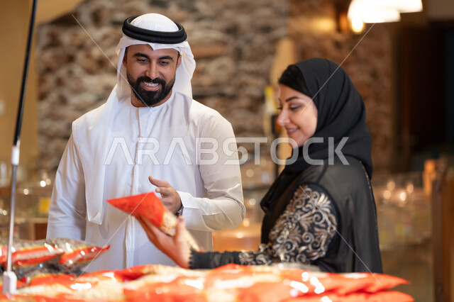 زوجان إماراتيان يتسوقان في سوق تقليدي