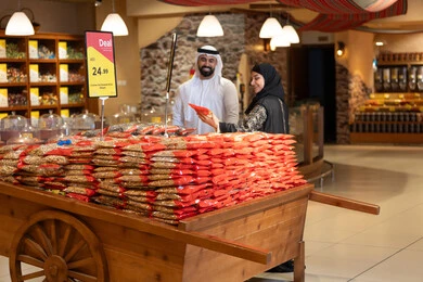 تسوق زوجين إماراتيين للمكسرات في سوبر ماركت بالإمارات