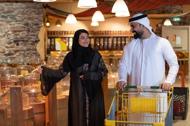 زوجان إماراتيان يتسوقان التوابل في سوق تقليدي