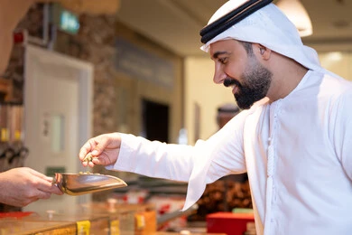 رجل إماراتي يتسوق في سوق التوابل التقليدي