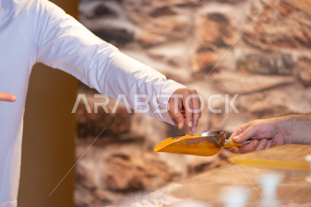 رجل سعودي يشتري توابل صفراء في سوق شعبي