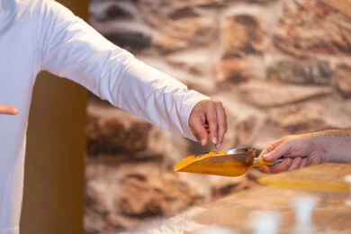 رجل سعودي يشتري توابل صفراء في سوق شعبي