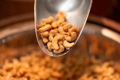 مكسرات كاجو محمصة في مغرفة معدنية