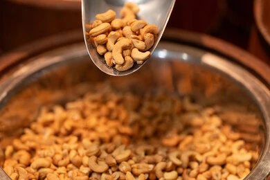 حبات كاجو محمصة في ملعقة معدنية لقطة مقربة حبات كاجو محمصة في ملعقة معدنية لقطة مقربة